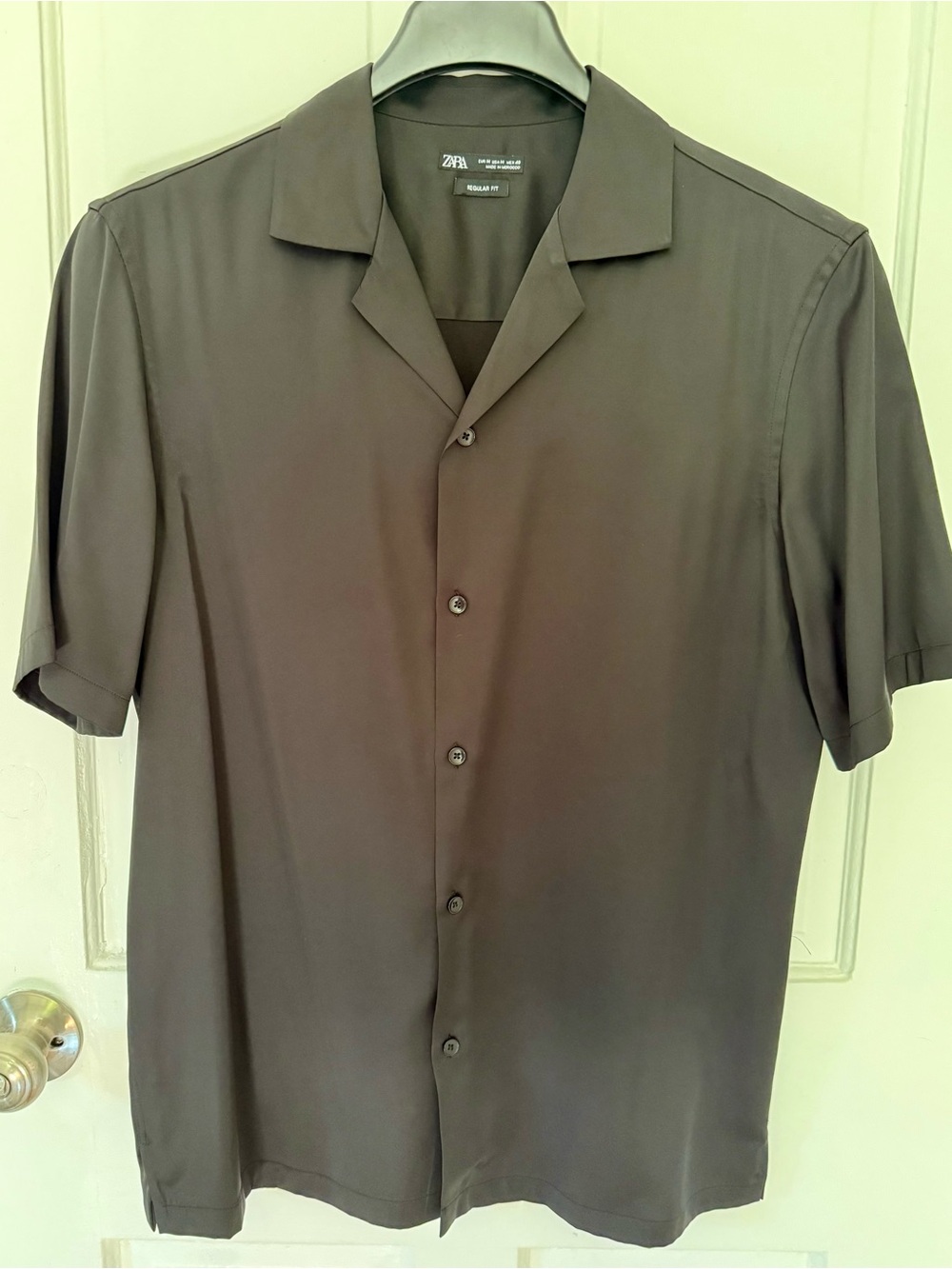 Zara Men Short-Sleeve Camp Collar Shirt in Black